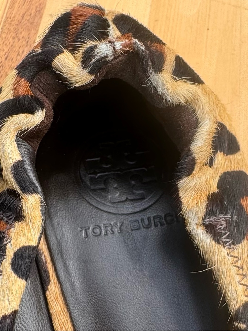 Tory Burch Leopard Print Women’s Calf Hair Ballet Flats with Gold Logo Accent - Picture 6 of 8